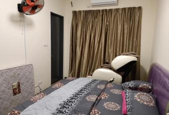 HOMESTAY MAISARAH TAMAN VILA VISTA has Balcony rooms