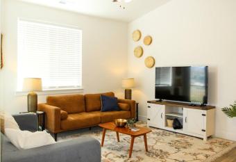 Chic 3BR Condo w King Bed 5-Min Drive to I-15 allows 18 year olds to book a room