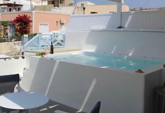 Traditional Cave Villa-Paradise & Prive Jacuzzi has rooms with a private hot tub