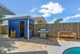 Blue Lagoon with Private Pool, Screened Porches off Suites, 2 Blocks to Beach has rooms with a private hot tub