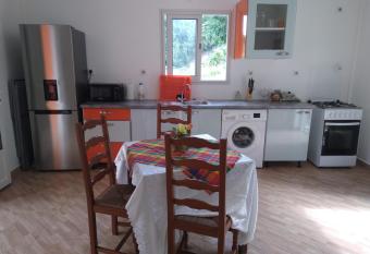 Le papillon bleu allows 18 year olds to book a room