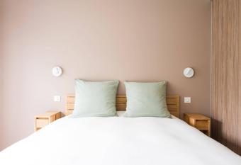 Le Petit Rocher has Balcony rooms