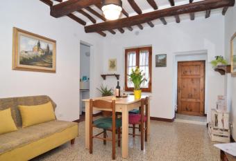 Appartamento Il Nespolo allows 18 year olds to book a room