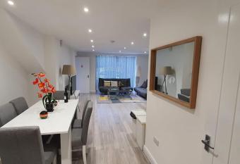 Daisy Lodge - Spacious Two Bed Flat - Parking, Netflix, WIFI - Close to Blenheim Palace & Oxford - F1 allows 18 year olds to book a room