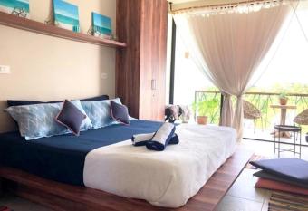 Near Beach+Jungle Views. King bed+220 megs+2 bikes has rooms with a private hot tub