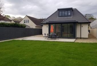 Evergreen Lodge - Two Bed Lux Flat - Parking, Garden, Patio, WIFI, Netflix - Close to Blenheim Palace & Oxford - F3 has Balcony rooms