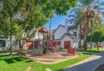 Metro Phoenix Loft sleeps 6 has Balcony rooms