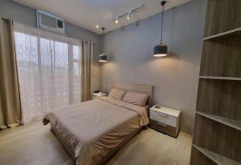 Cozy studio 5 min walk from Ayala, Cebu Business Park allows 18 year olds to book a room