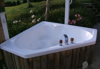 Memory Lane Country Cottage has rooms with a private hot tub