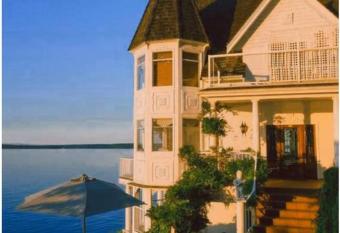 Vancouver Castle Waterfront with hot tub beach downtown has rooms with a private hot tub