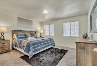 Perfect For Large Groups - Fun 6BR with 2 Kitchens allows 18 year olds to book a room