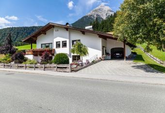 Anni has Balcony rooms