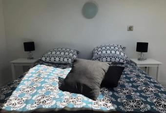 Au pied des gorges du blavet et    20min des plages has Balcony rooms