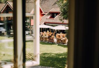 Eng   G  rd Hotel & Restaurant has Balcony rooms