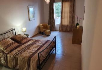 CHEZ ISABELLE allows 18 year olds to book a room