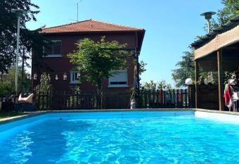 Appartement dans maison individuelle, piscine has Balcony rooms