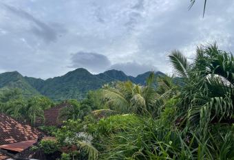 Happy Spiritus Guethouse has Balcony rooms