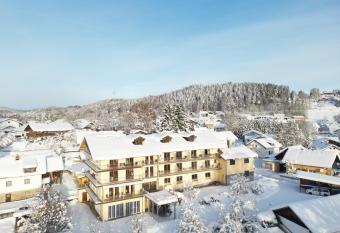 DAS PALMBERGER allows 18 year olds to book a room