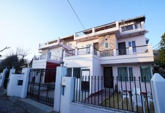 Hotel Malang By Baakhei Bhimtal has Balcony rooms