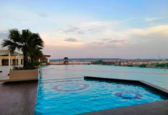 Nice infinity pool,spacious&cozy3Room3Toilet,Setia Tropika,WiFi,2 parking has rooms with a private hot tub