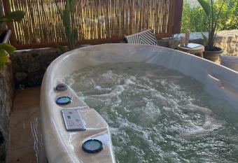 Elit Suites Mykonos has rooms with a private hot tub