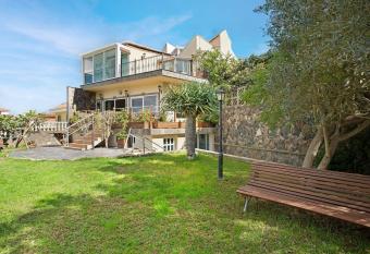 Carmelo y Carmela 5 has Balcony rooms