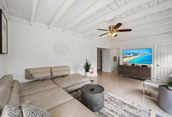 Amazing 3 Bed House with Gameroom and Fun Backyard has Balcony rooms