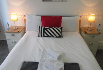 Cambridge Central Suites - Tas Accommodations allows 18 year olds to book a room