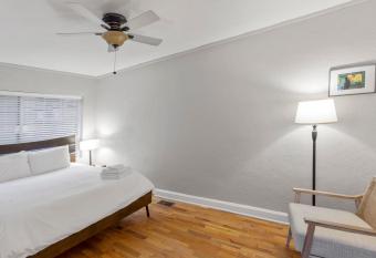 Fantastic 2 Bedroom Roanoke Complex allows 18 year olds to book a room
