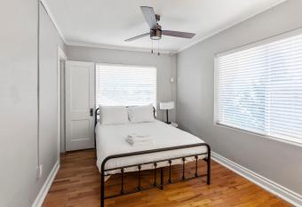 Fantastic 2 Bedroom Roanoke Complex allows 18 year olds to book a room