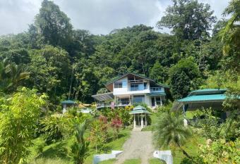 Modern villa among forest/ocean allows 18 year olds to book a room