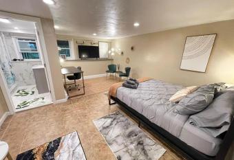#20 Mesmerizing Extra Large with Private Bathroom! allows 18 year olds to book a room