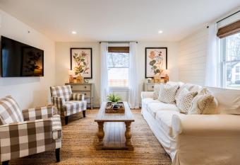 Downtown Luxury Farmhouse Apartment #4 has Balcony rooms