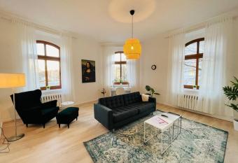 YourFavoriteBed 90m2 Designwohnung im Zentrum 1 allows 18 year olds to book a room