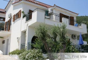 Eye Q Resort has Balcony rooms