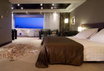 The Athenian Callirhoe Exclusive Hotel has rooms with a private hot tub