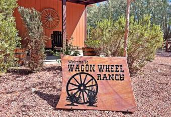 Wagon Wheel Ranch 2 bd/ba/hot tub/DVNP/horseshoes has rooms with a private hot tub