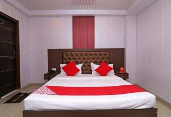 airport runway hotel has Smoking/Balcony rooms