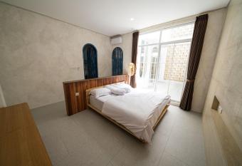 IMAH DHARMA has rooms with a private hot tub