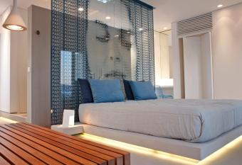 Paros Agnanti Resort & Spa has rooms with a private hot tub