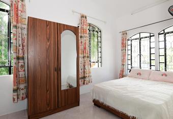 Le Cateau Vert -Warm and inviting 3 bedroom detached cottage has Balcony rooms