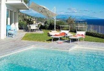 Villa Timpa has Balcony rooms