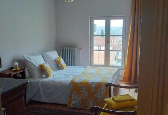 Une chambre    cot   du th    tre allows 18 year olds to book a room