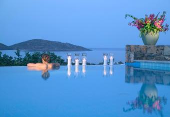 Elounda Palm Hotel & Suites has rooms with a private hot tub