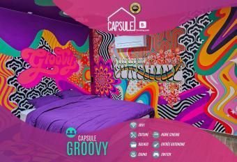 Capsule Groovy-Jacuzzi-Sauna-Billard-Netflix- Nintendo Switch & Jeux has rooms with a private hot tub