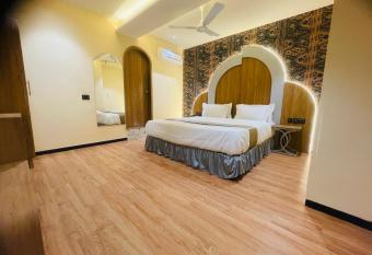 Hotel Nova Bopal has rooms with a private hot tub