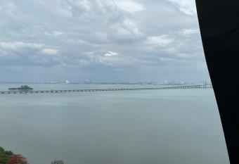 Good Seaview Condo, near Queensbay has Balcony rooms