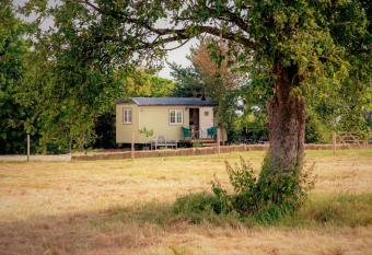 the abberton shepherds hut has Balcony rooms