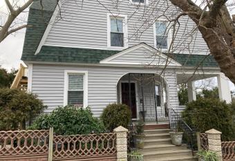 94 Neptune Avenue has Balcony rooms