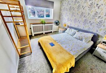 Leominster 3 Bedroom House, Parking Garden Private allows 18 year olds to book a room